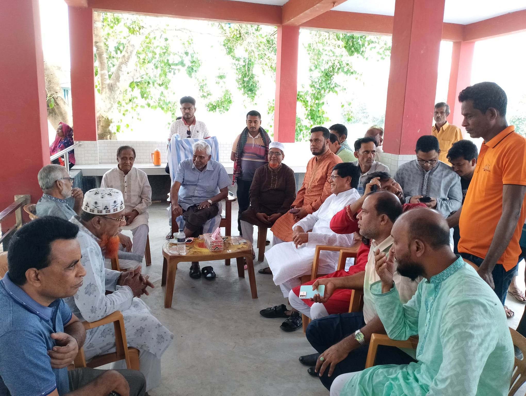 আলমডাঙ্গায় দলীয় নেতা-কর্মীদের সঙ্গে মতবিনিময়কালে এমপি ছেলুন জোয়ার্দ্দার