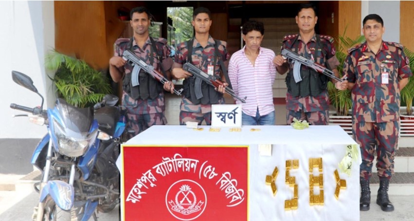 দর্শনায় ৪ কেজি সোনাসহ পাচারকারী আটক
