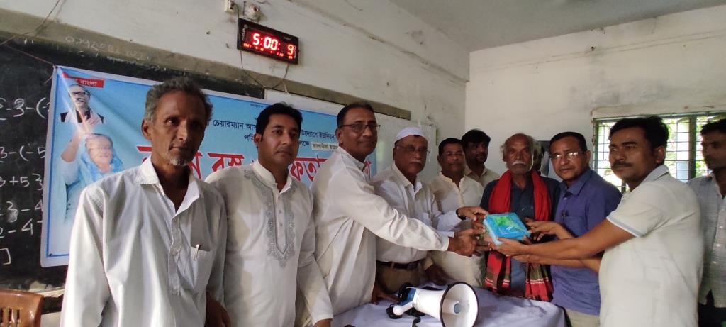 ভাংবাড়িয়ায় নতুন বস্ত্র ও ইফতার বিতরণকালে আসাদুল হক বিশ্বাস