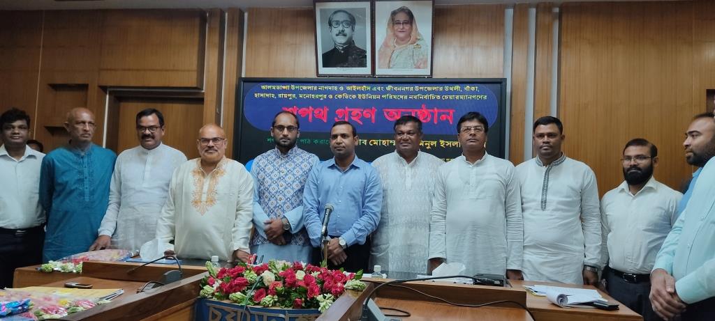 চুয়াডাঙ্গায় সাত ইউপি চেয়ারম্যানের শপথ গ্রহণ অনুষ্ঠানে ডিসি আমিনুল ইসলাম