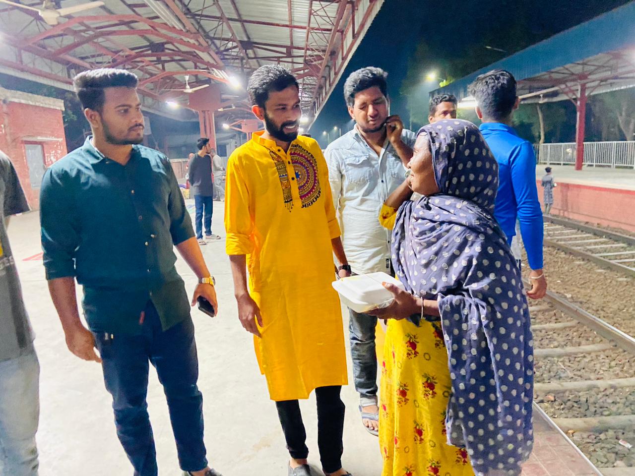 চুয়াডাঙ্গায় ছাত্রলীগের উদ্যোগে ছিন্নমূল মানুষের মাঝে সেহরি বিতরণ