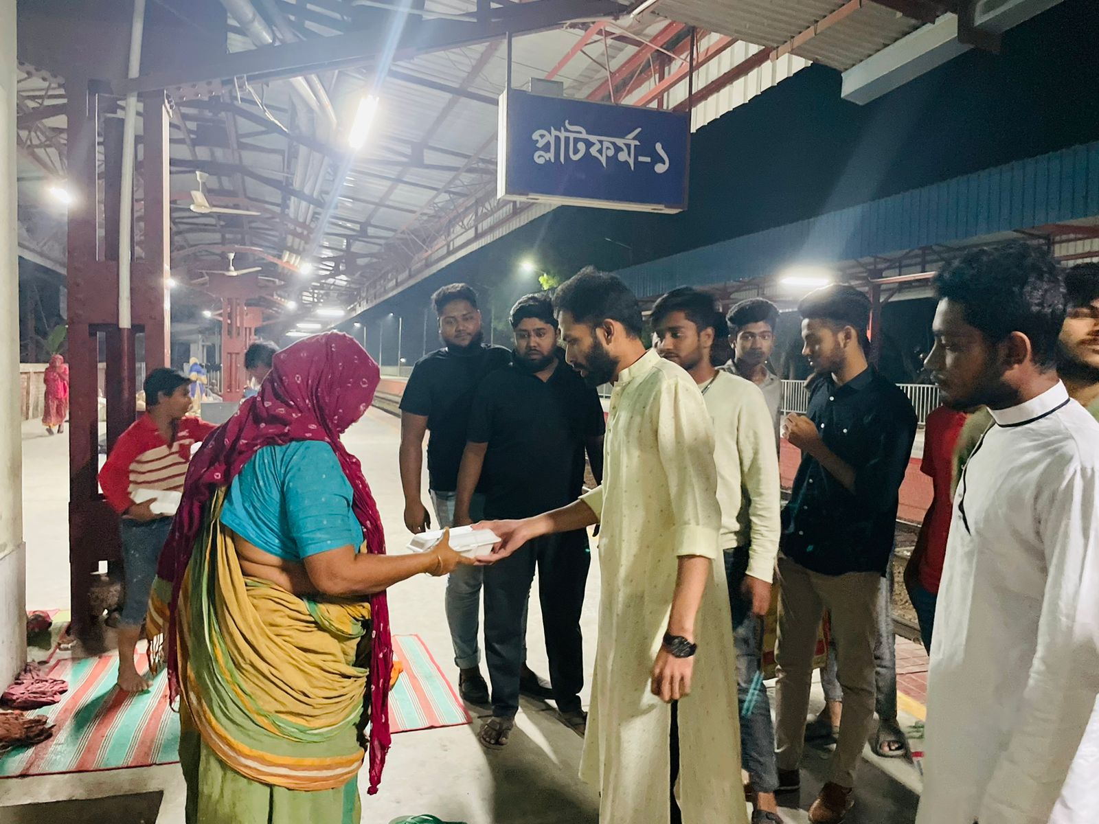 চুয়াডাঙ্গায় ছাত্রলীগের উদ্যোগে ছিন্নমূল মানুষের মাঝে সেহরি বিতরণ