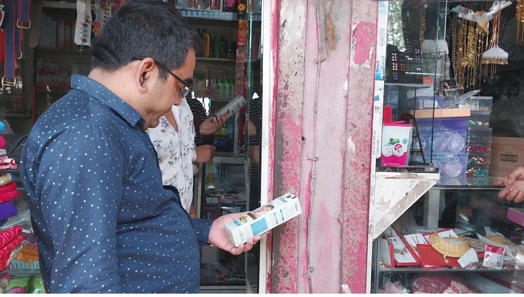 ঝিনাইদহে নিষিদ্ধ পণ্য বিক্রি দায়ে দুই দোকানিকে জরিমানা