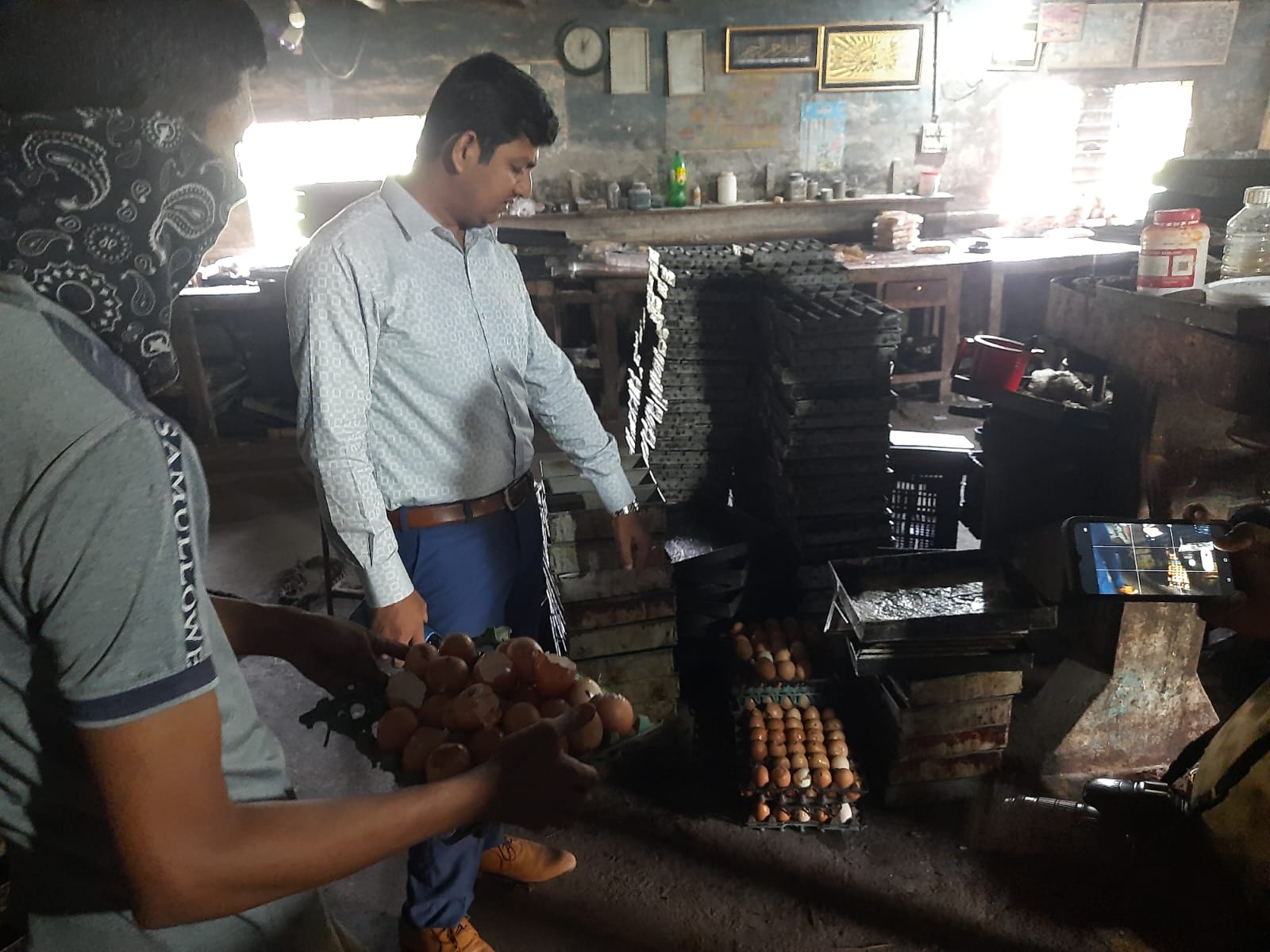 আলমডাঙ্গায় অস্বাস্থ্যকরভাবে বেকারির পণ্য তৈরির অভিযোগ