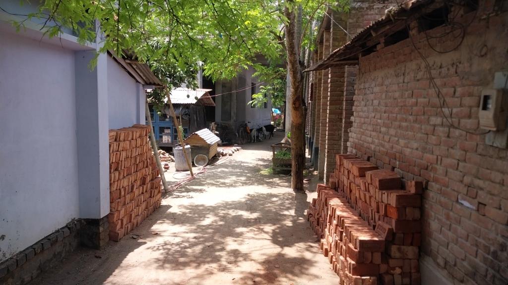চলাচলের রাস্তায় বাধা, বিপাকে ১০টি পরিবার
