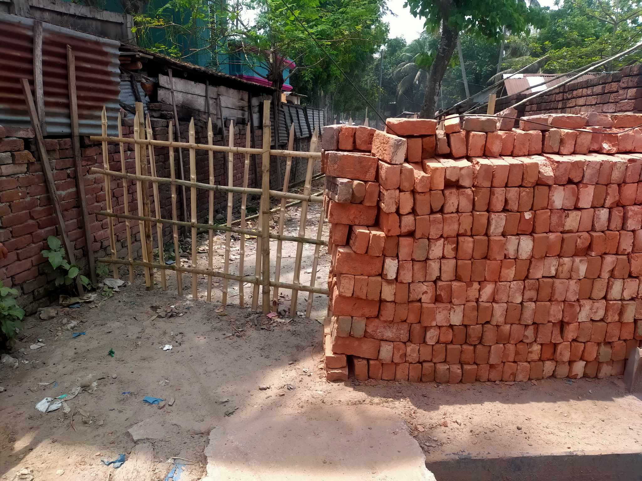 জীবননগরে রাস্তা বন্ধ করে বেড়া, বিপাকে ১৫টি পরিবার