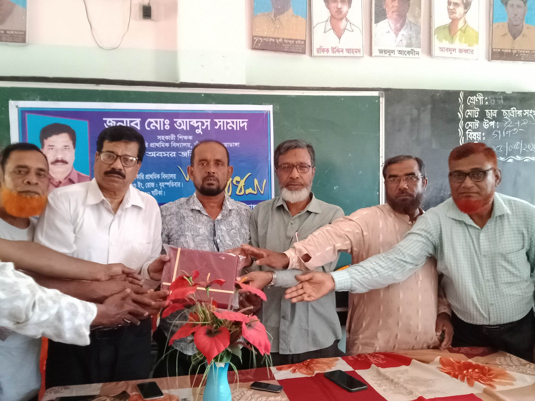 জীবননগরে শিক্ষক আ. সামাদকে বিদায় সংবর্ধনা প্রদান