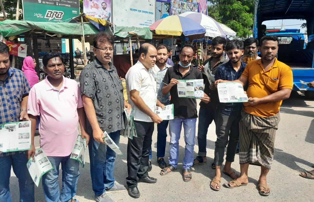 চুয়াডাঙ্গায় ‘নিরাপদ সড়ক চাই’র লিফলেট বিতরণ