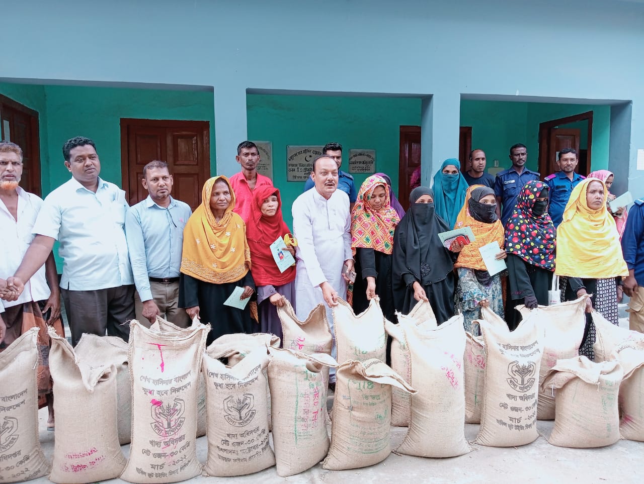 কার্পাসডাঙ্গায় ভিডাব্লিউবি’র চাল বিতরণ কার্যক্রমের উদ্বোধন