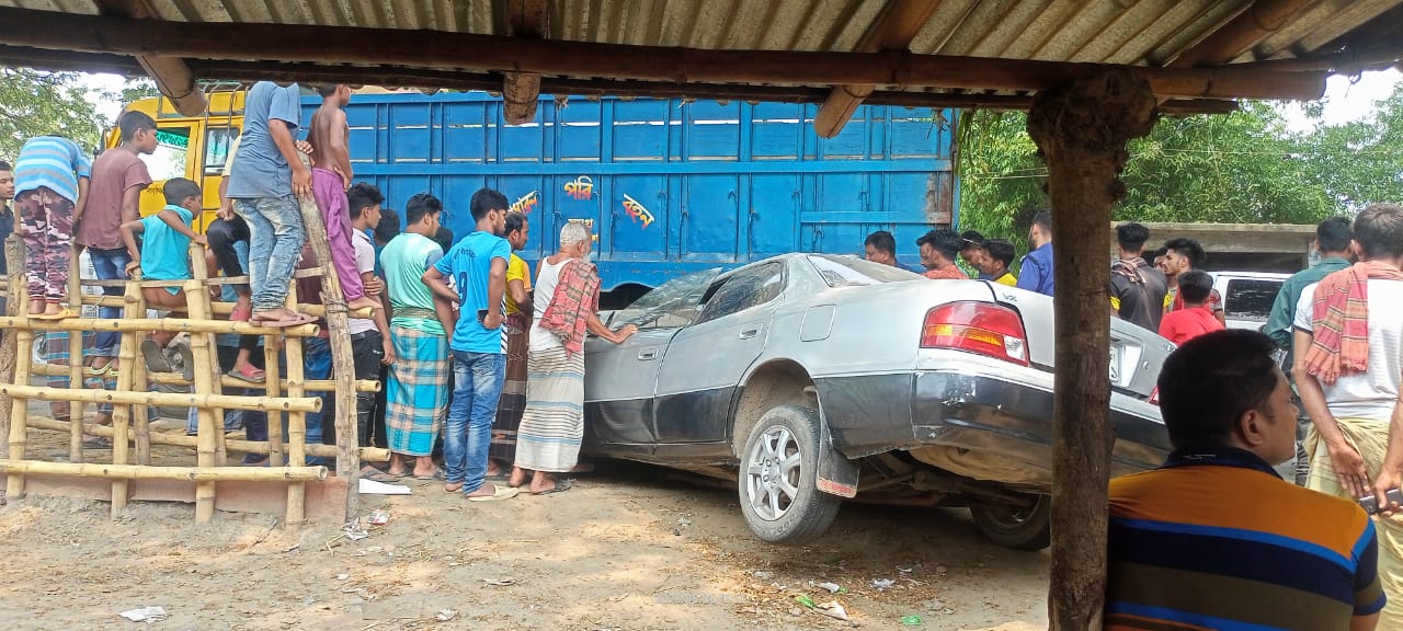 দামুড়হুদায় ট্রাকের পেছনে প্রাইভেট কারের ধাক্কা