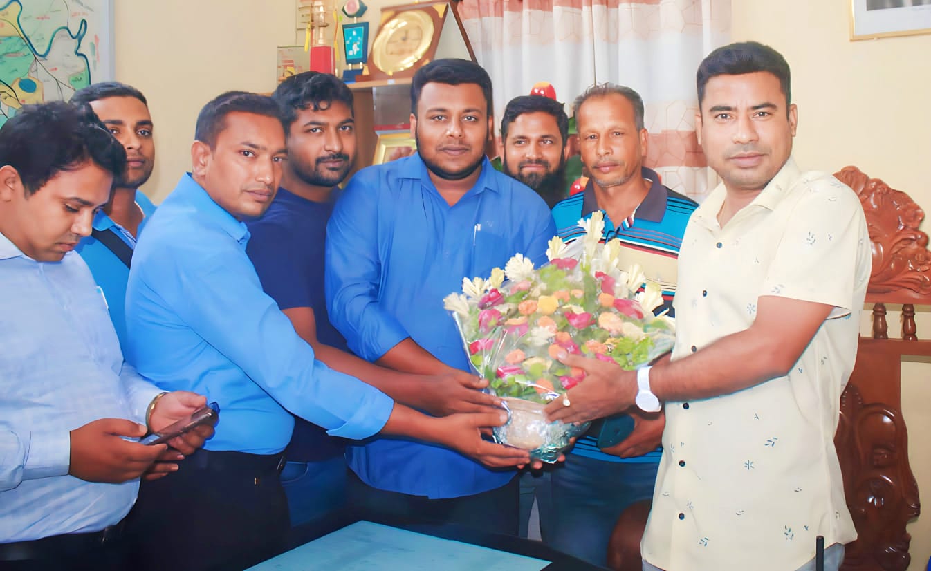 আলমডাঙ্গার ওসির সঙ্গে উপজেলা প্রেসক্লাবের নেতৃবৃন্দের সৌজন্য সাক্ষাৎ
