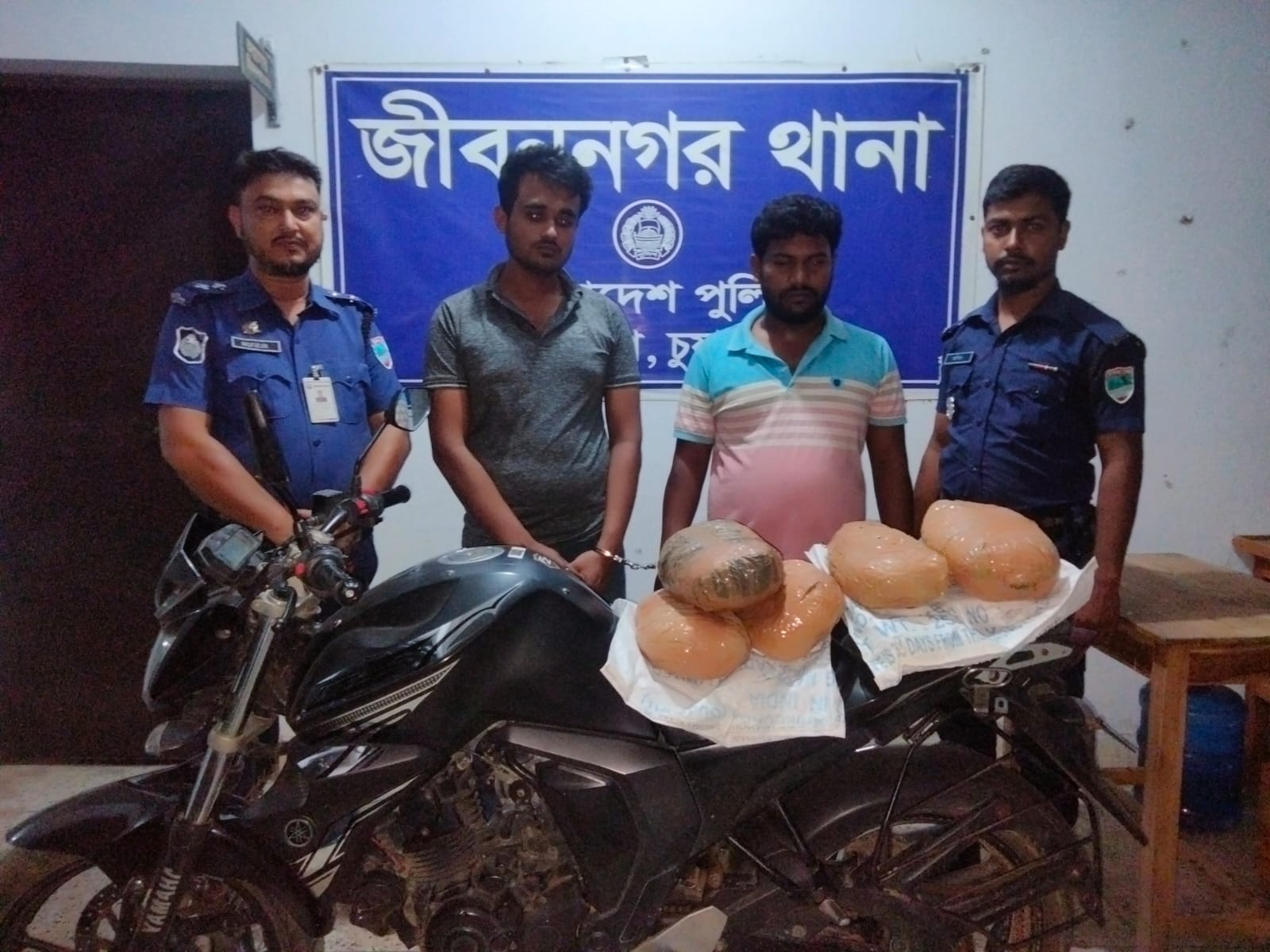 জীবননগরে পাঁচ কেজি গাঁজাসহ দুই মাদক ব্যবসায়ী আটক