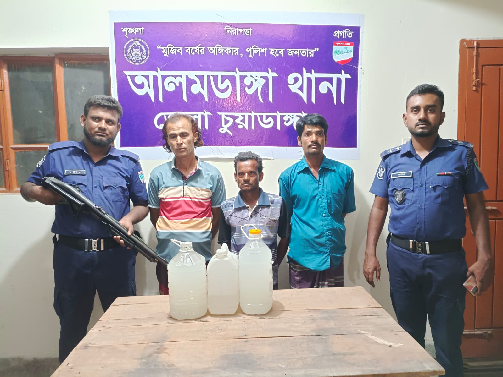 আলমডাঙ্গায় চোলাই মদ ও গাঁজাসহ পাঁচজন আটক