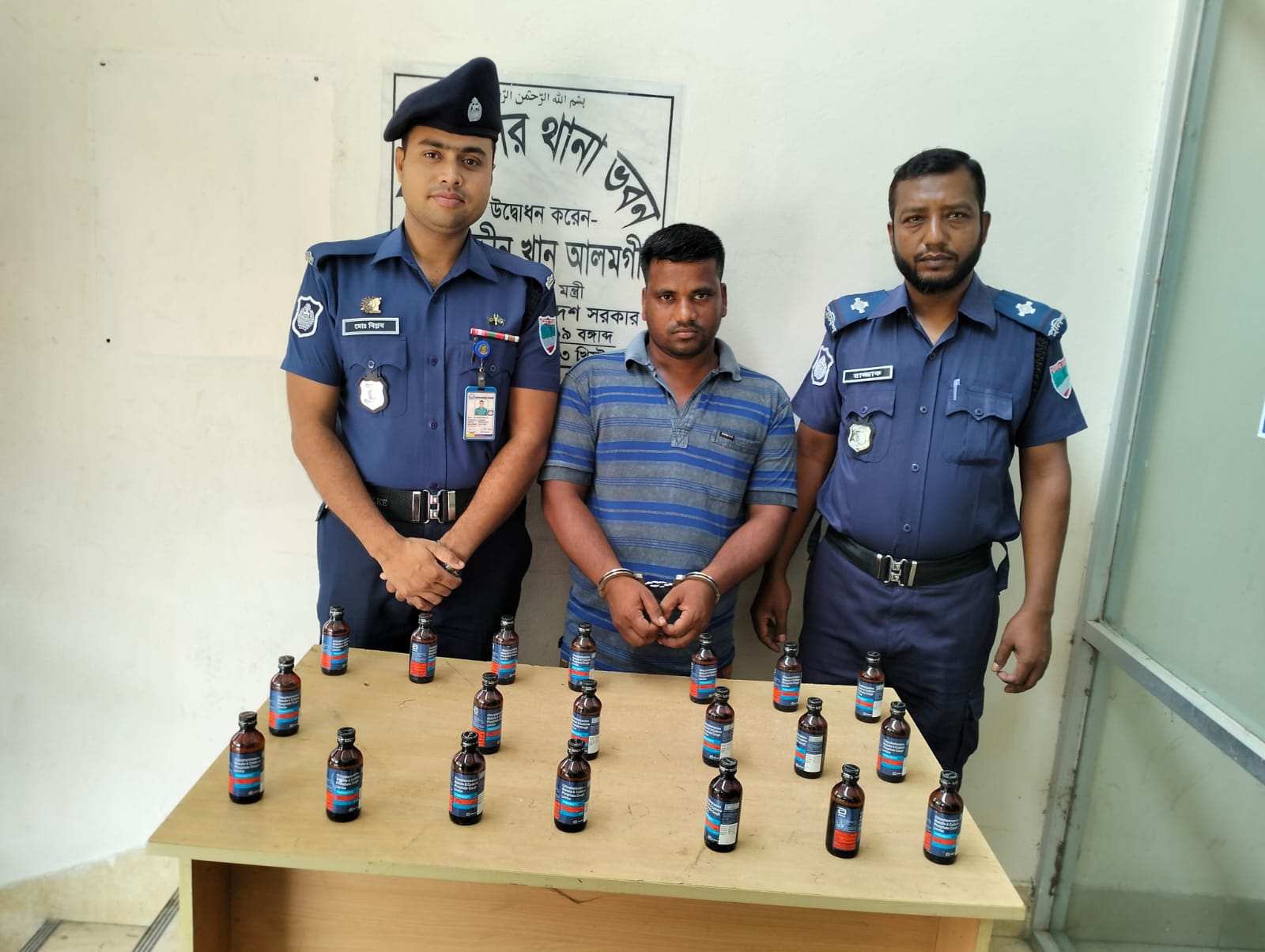 মুজিবনগরে ২০ বোতল ফেনসিডিলসহ যুবক আটক