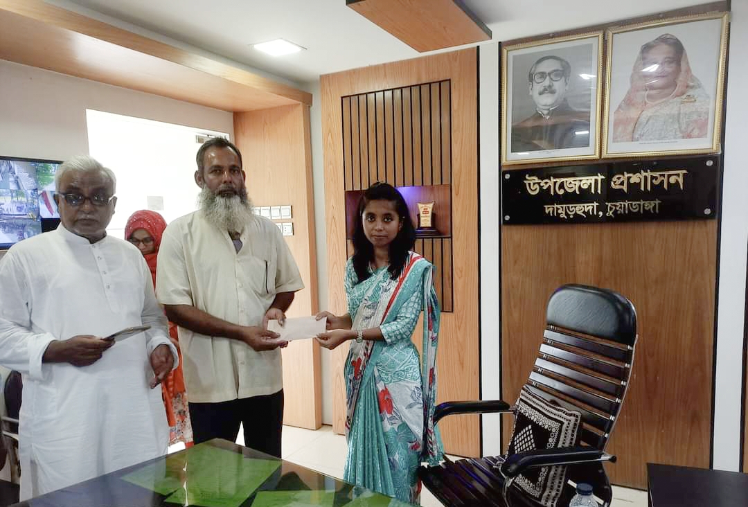 আগুনে ক্ষতিগ্রস্ত ব্যবসায়ীকে আর্থিক অনুদান দিলেন ইউএনও
