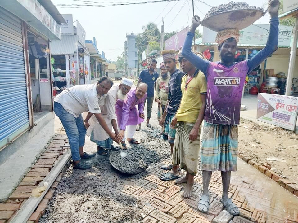 কার্পাসডাঙ্গায় রাস্তার সিসি ঢালাই কাজের উদ্বোধন