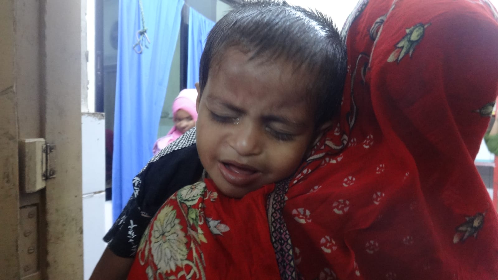 চুয়াডাঙ্গার পৃথক স্থানে ছাদ থেকে পড়ে তিন শিশু আহত