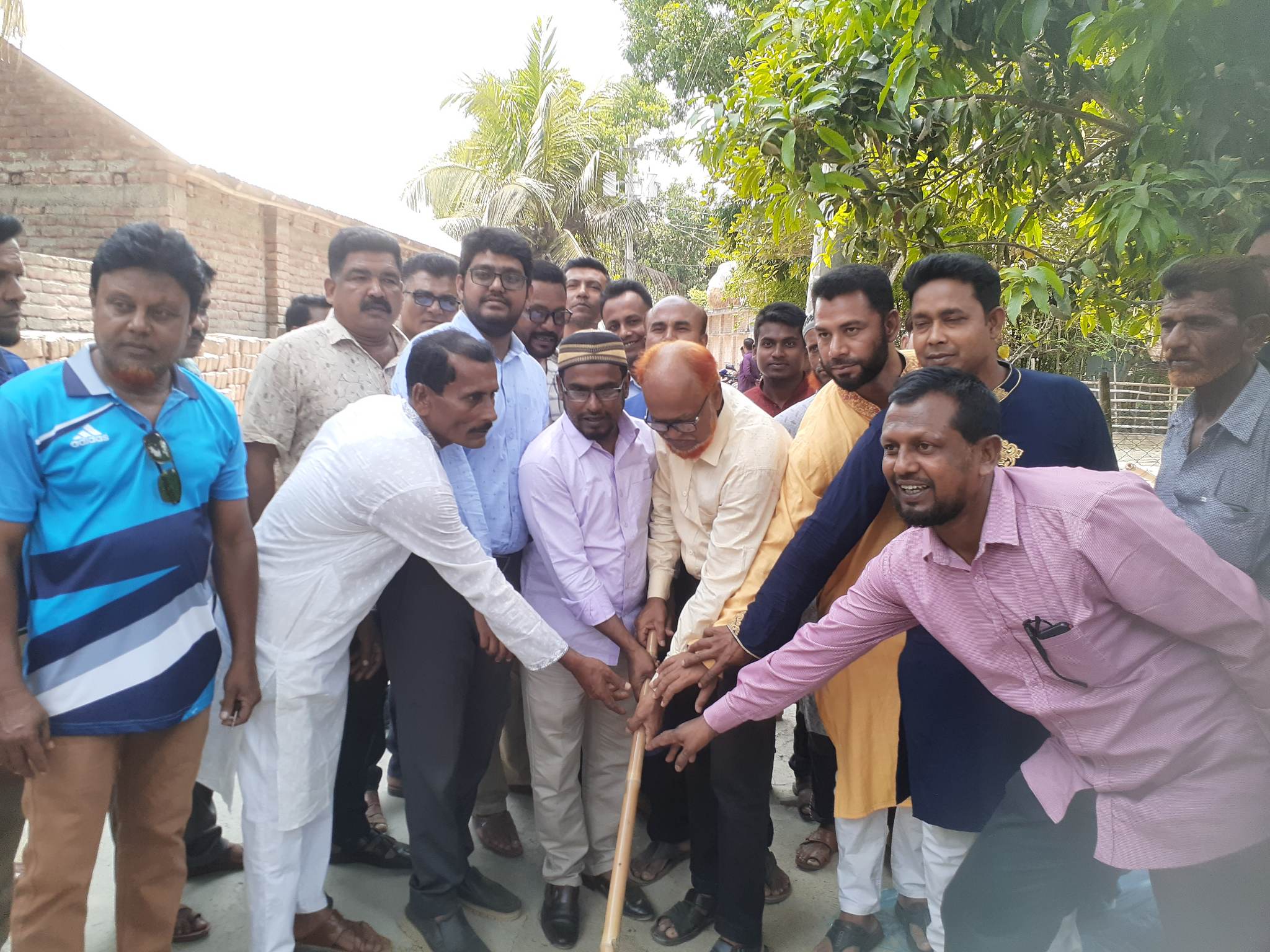 উথলীর মোল্লাবাড়ি সড়কের পাশে ড্রেন নির্মাণকাজের উদ্বোধন