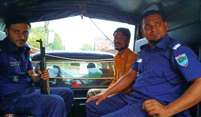গাংনীতে ৫০ গ্রাম গাঁজাসহ মাদক পাচারকারী আটক