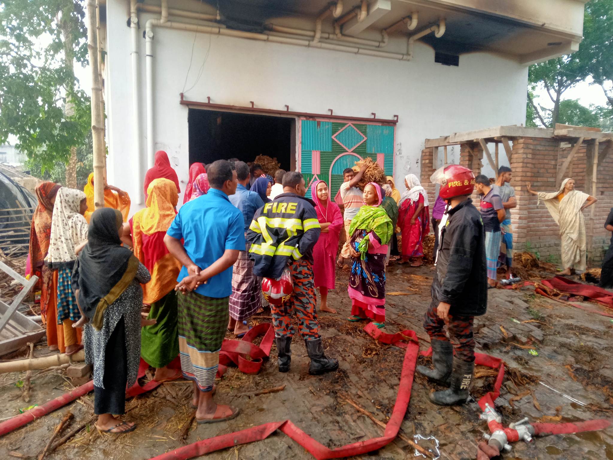 গাংনীর নওপাড়ায় প্রবাসীর ভূষিমালের গোডাউনে অগ্নিকাণ্ড