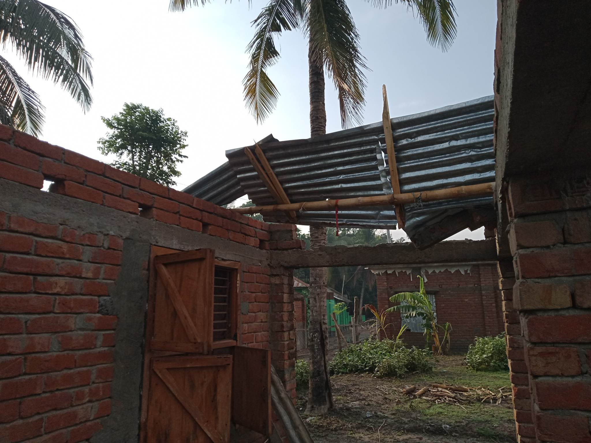জীবননগরে কালবৈশাখী ঝড়ে ভেঙেছে বাড়িঘর