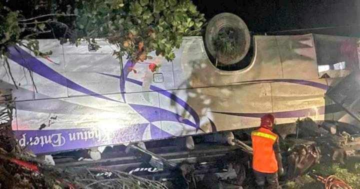চুয়াডাঙ্গা-ঝিনাইদহ মহাসড়কে রয়েল এক্সপ্রেসকে ওভারটেকের সময় নিয়ন্ত্রণ হারিয়ে পূর্বাশা খাদে