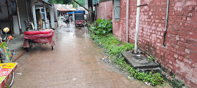 দর্শনা হল্ট স্টেশন জিআরপি কোয়ার্টারের বাথরুমের ট্যাংকের বর্জ্য যাচ্ছে রাস্তায়, দুর্গন্ধে অতিষ্ঠ মানুষ