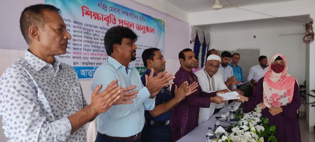 চুয়াডাঙ্গায় দরিদ্র মেধাবী শিক্ষার্থীদের মধ্যে শিক্ষাবৃত্তি প্রদান অনুষ্ঠানে ডিসি আমিনুল ইসলাম
