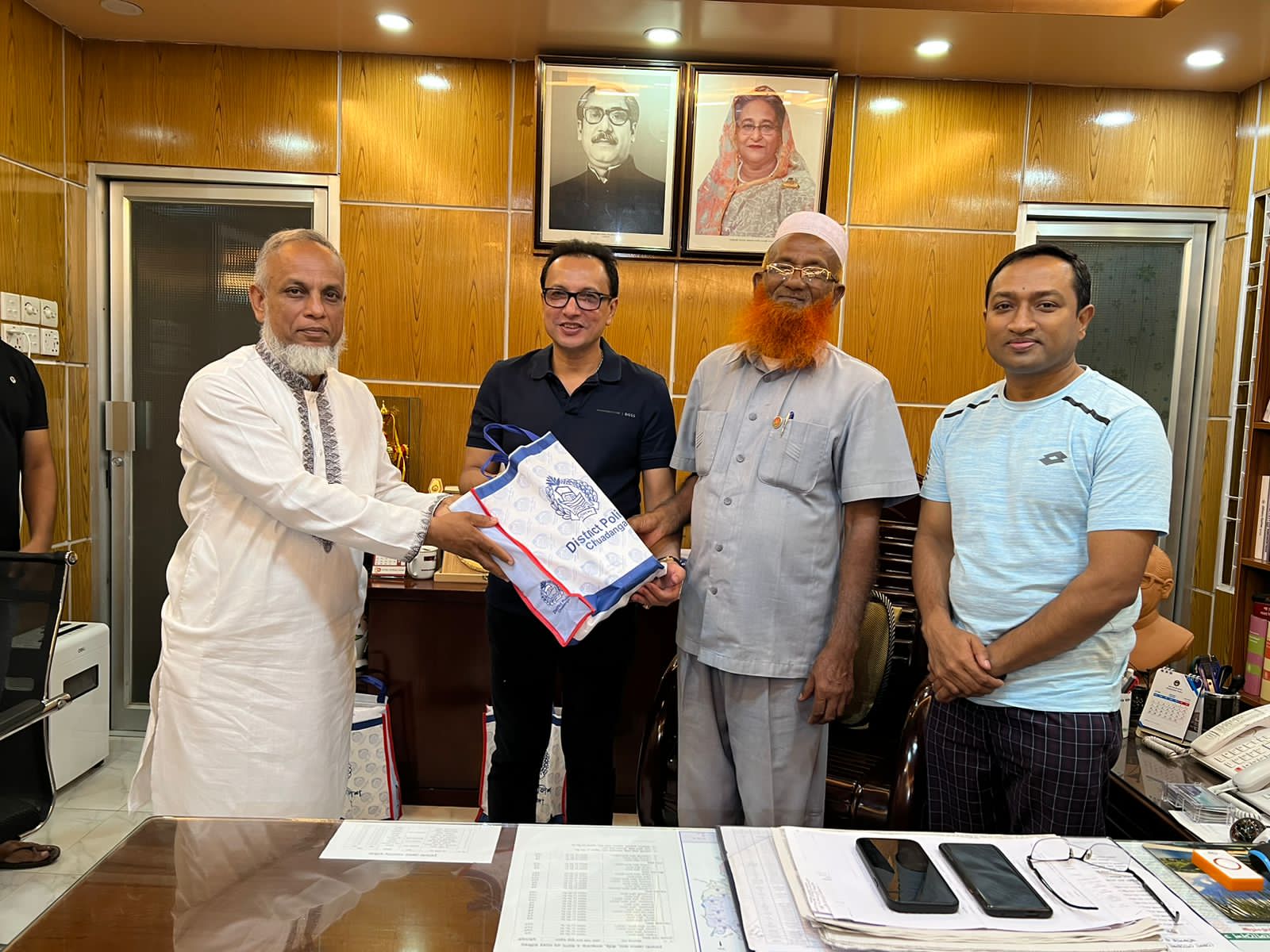 চুয়াডাঙ্গায় শিক্ষকদের সঙ্গে নিয়ে ছেলের কর্মস্থল পরিদর্শন করলেন পুলিশ সুপারের বাবা