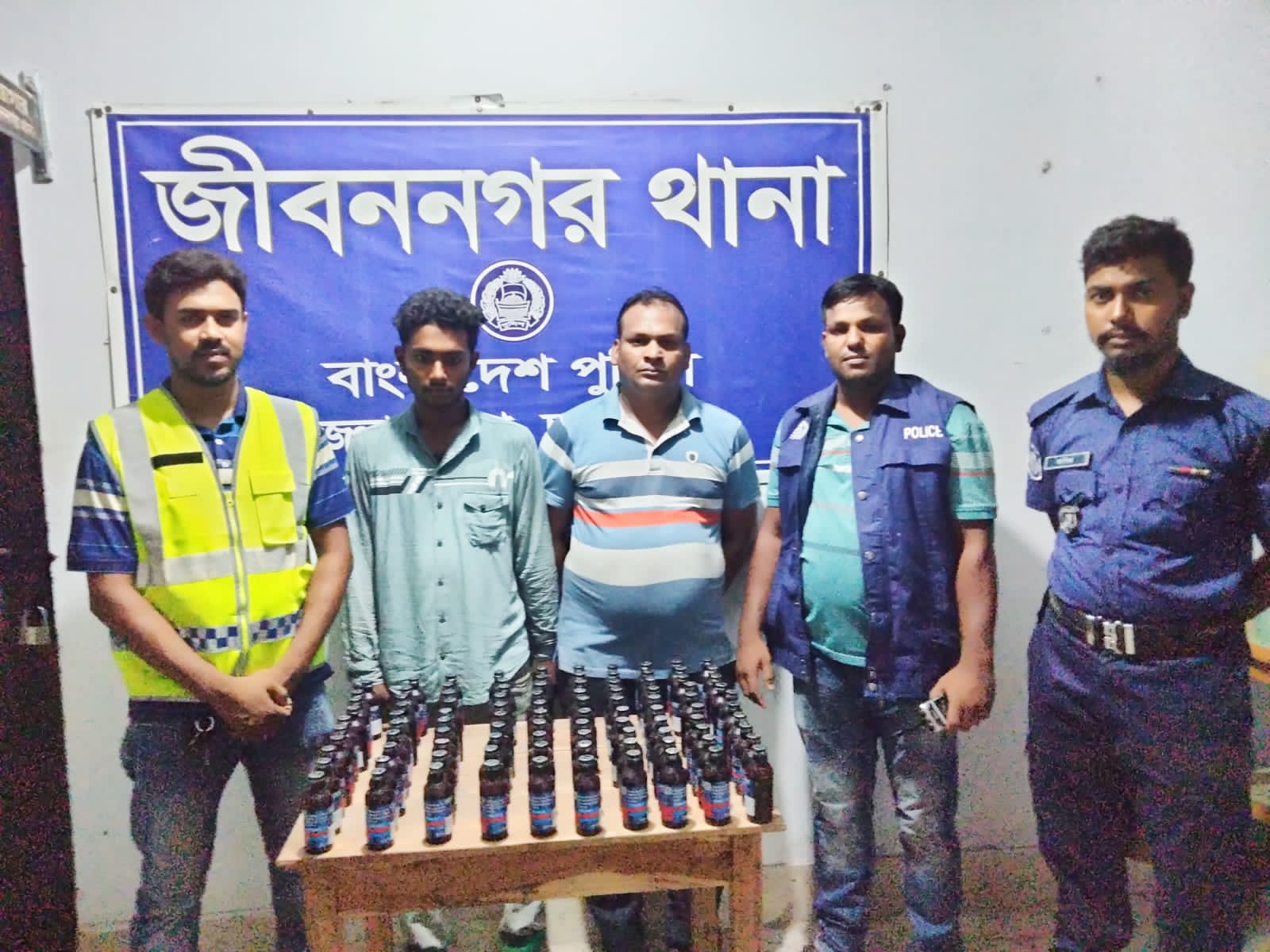 জীবননগরে ১০২ বোতল ফেনসিডিলসহ দুই যুবক আটক