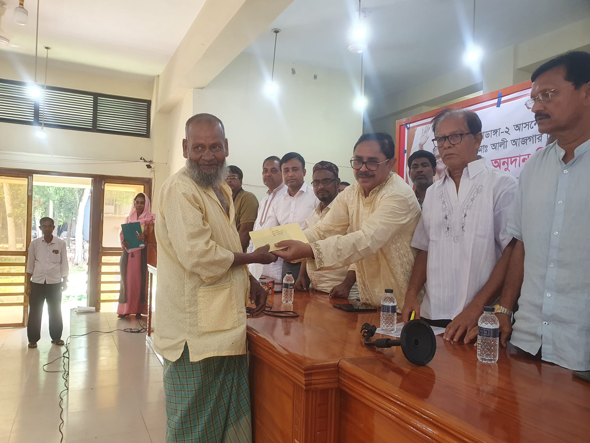 জীবননগরে দুস্থদের মধ্যে চেক বিতরণ করলেন এমপি টগর