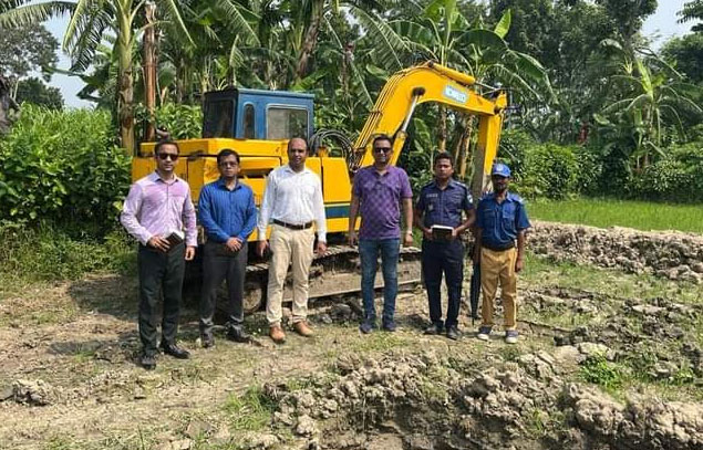 মহেশপুরে ভেকু মেশিন জব্দ করলেন জেলা প্রশাসক