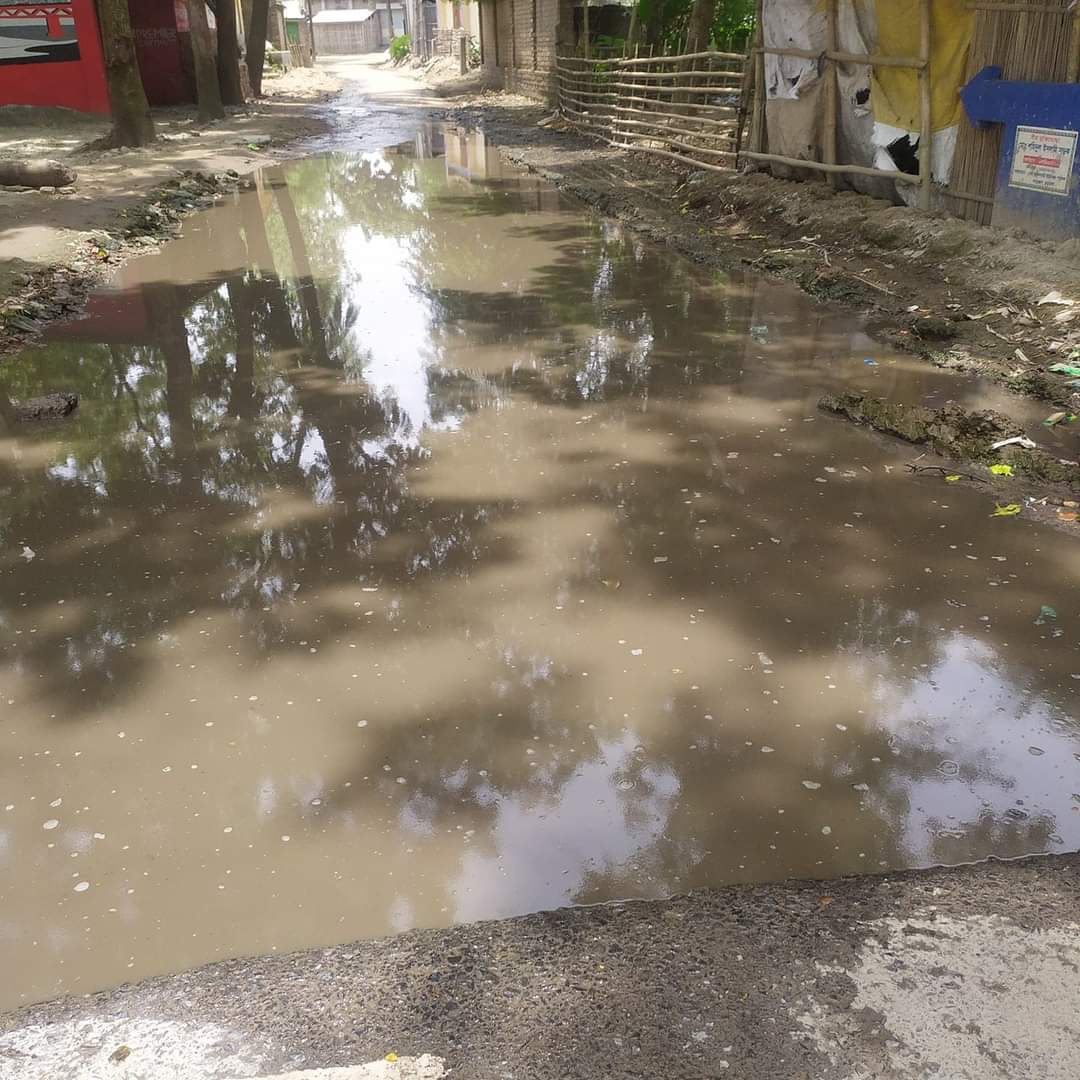 পানির নিচে কুড়ুলগাছি কদমতলা মোড়ের রাস্তা, জনদুর্ভোগ চরমে
