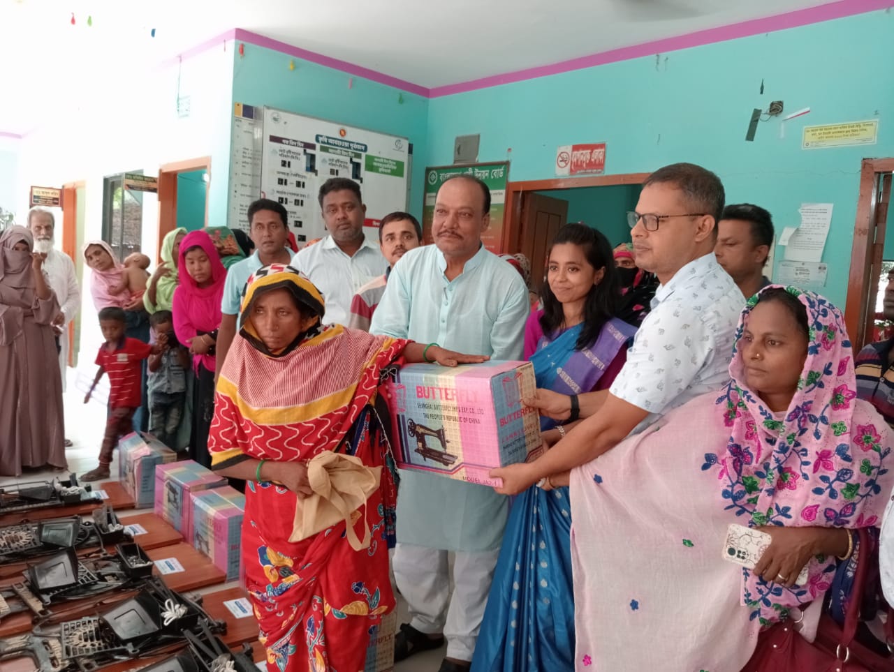 কার্পাসডাঙ্গায় অসহায় নারীদের মধ্যে সেলাই মেশিন বিতরণ