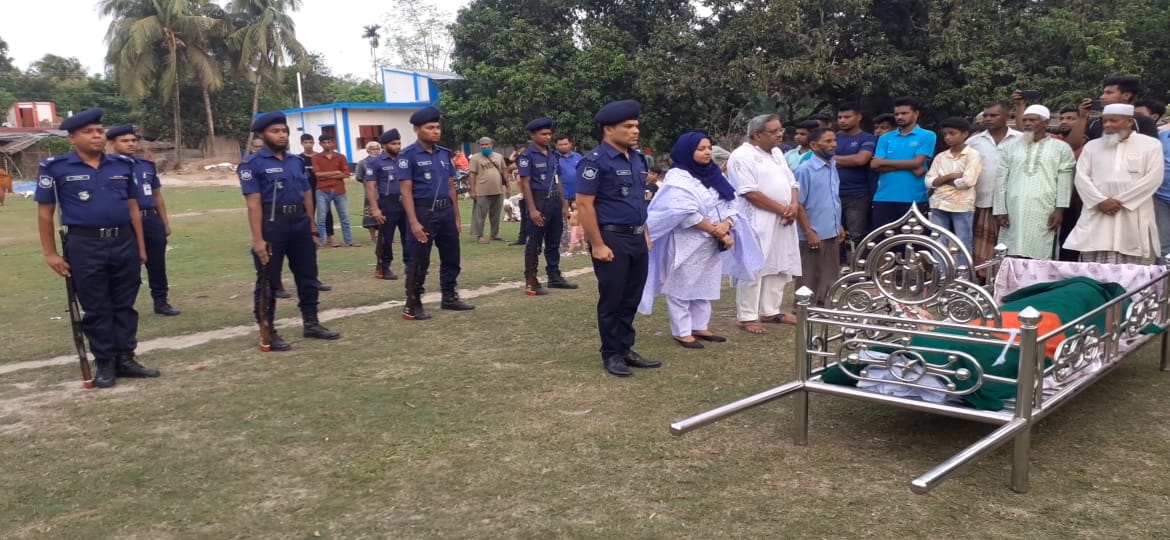 মুন্সিগঞ্জে রাষ্ট্রীয় মর্যাদায় বীর মুক্তিযোদ্ধা ইছাহক আলীর দাফন