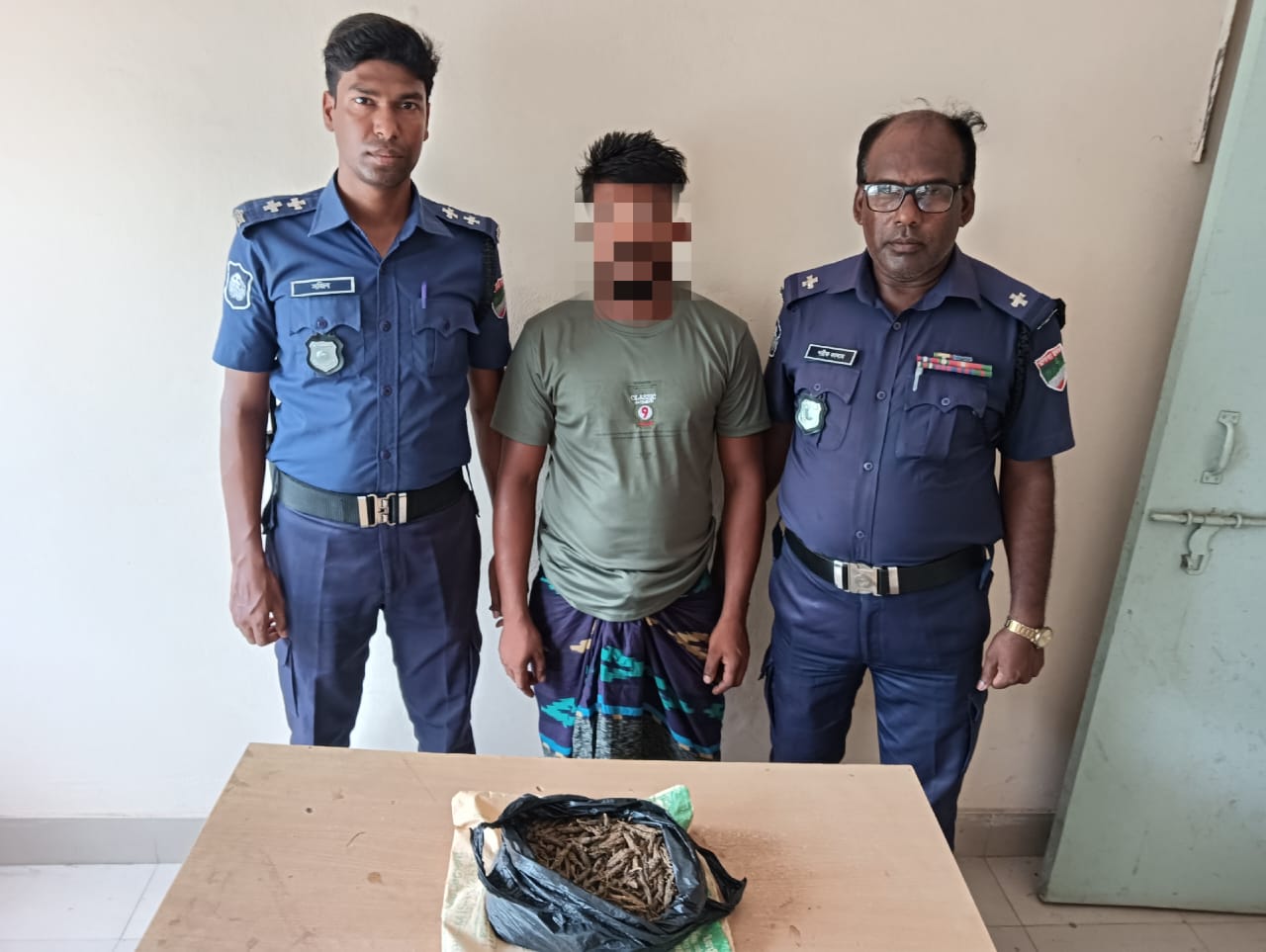 মুজিবনগরে এক কেজি গাঁজাসহ মাদক কারবারি আটক