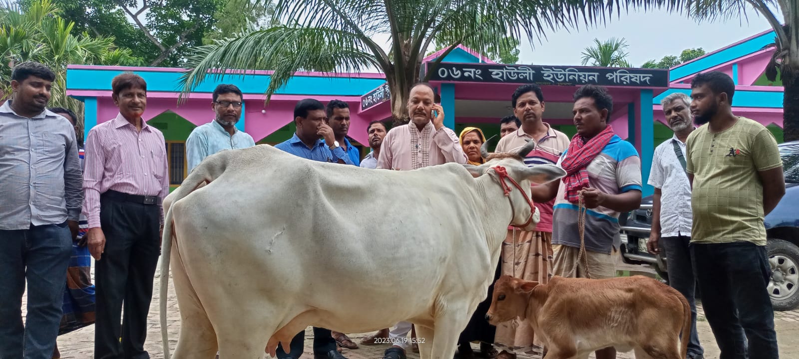 দামুড়হুদায় জমজ চার শিশুকন্যার জন্য গাভী-বাছুর উপহার