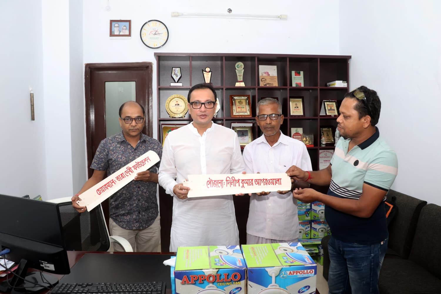 চুয়াডাঙ্গার ভাণ্ডারদহ কালী মন্দিরে সিলিং ফ্যান প্রদানকালে দিলীপ কুমার আগরওয়ালা