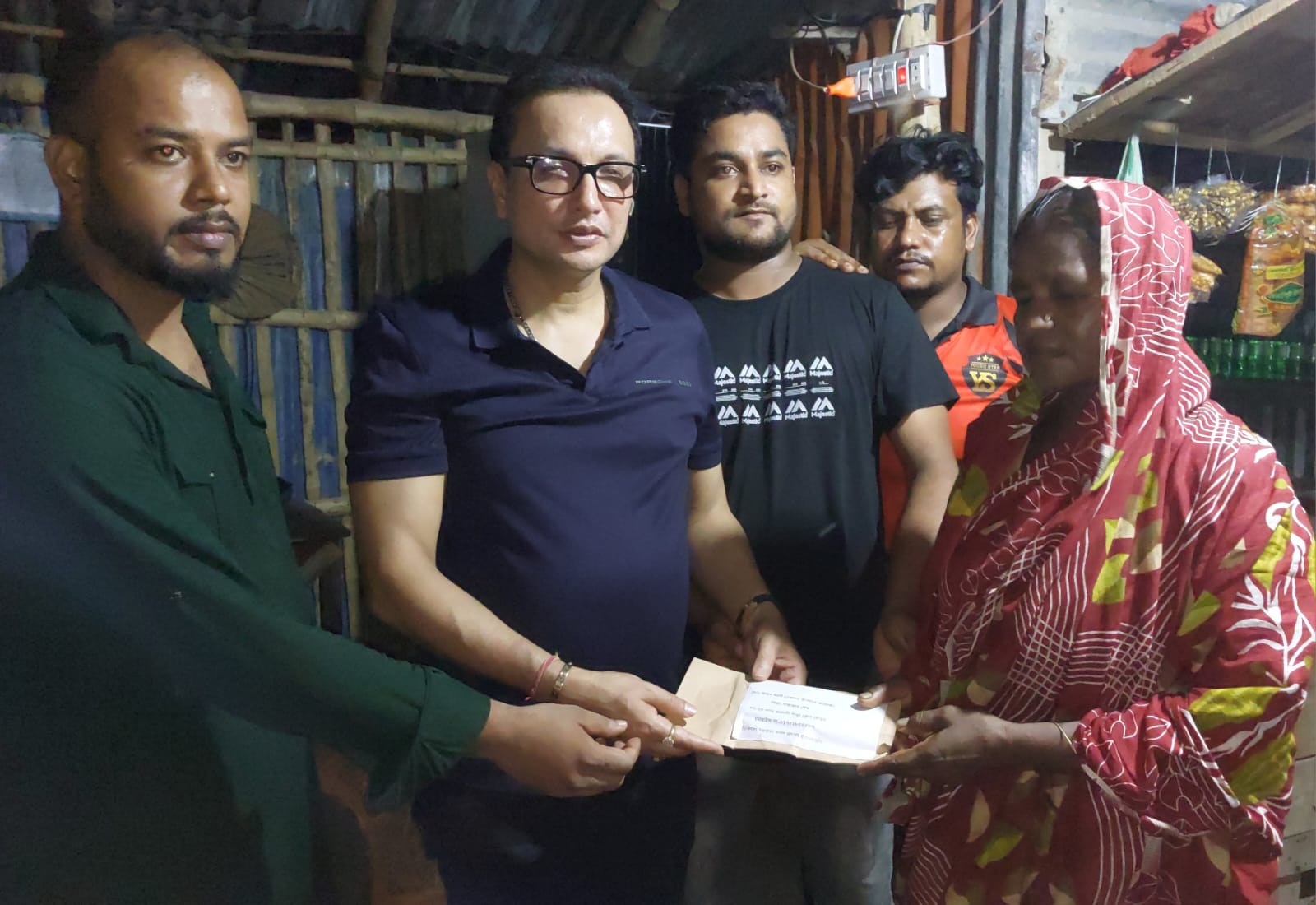 ক্যানসারে আক্রান্ত স্বেচ্ছাসেবক লীগ নেতার চিকিৎসার জন্য নগদ অর্থ দিলেন দিলীপ কুমার আগরওয়ালা