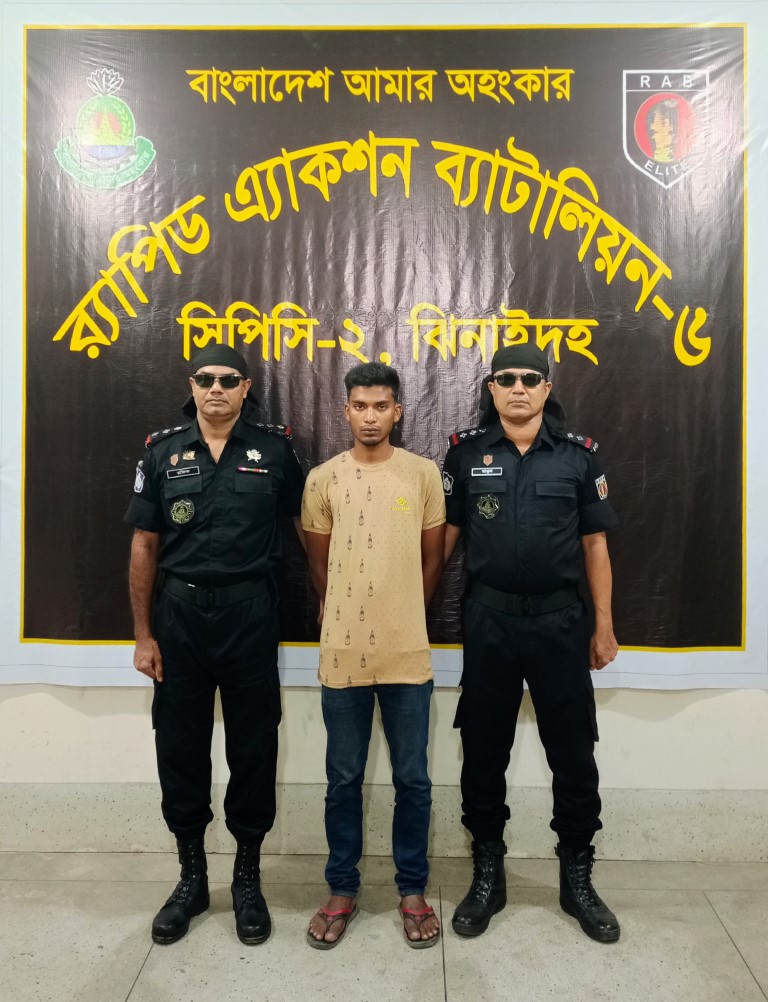 দামুড়হুদায় চার কেজি গাঁজাসহ যুবক আটক