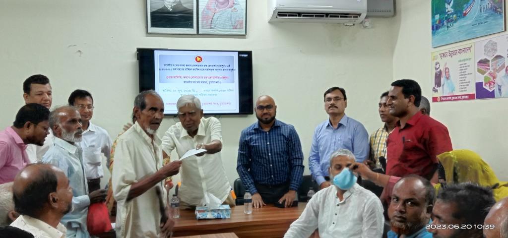 ঐচ্ছিক তহবিল থেকে অনুদান প্রদান করলেন চুয়াডাঙ্গা-১ আসনের এমপি ছেলুন জোয়ার্দ্দার