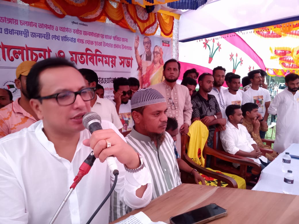 আলমডাঙ্গায় প্রধানমন্ত্রীর পক্ষে সাধারণ মানুষকে ছাতা উপহার দিলেন বাবু দিলীপ কুমার আগরওয়ালা