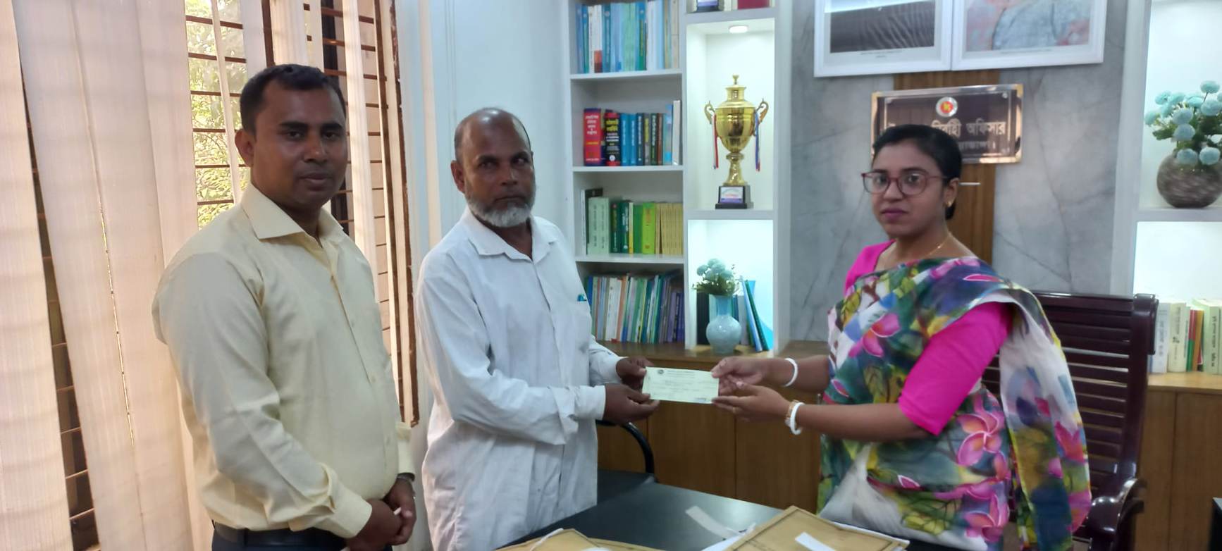আলমডাঙ্গায় বজ্রপাতে নিহতের পরিবারকে দেওয়া হলো অনুদান