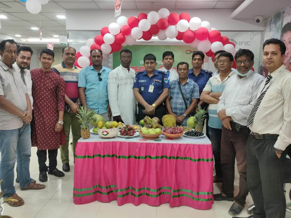 দর্শনায় আইএফআইসি ব্যাংকের উদ্যোগে ফল উৎসব