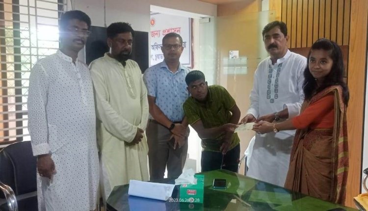 মানবিক সহায়তা পেলেন নতুন গ্রামের প্রতিবন্ধী শফিকুল