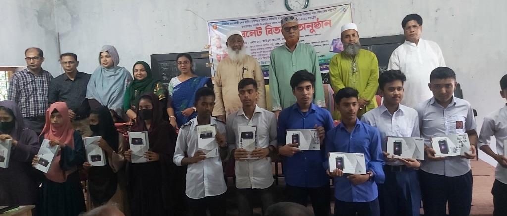 আলমডাঙ্গায় স্কুল ও মাদ্রাসার শিক্ষার্থীদের মাঝে ট্যাব বিতরণ