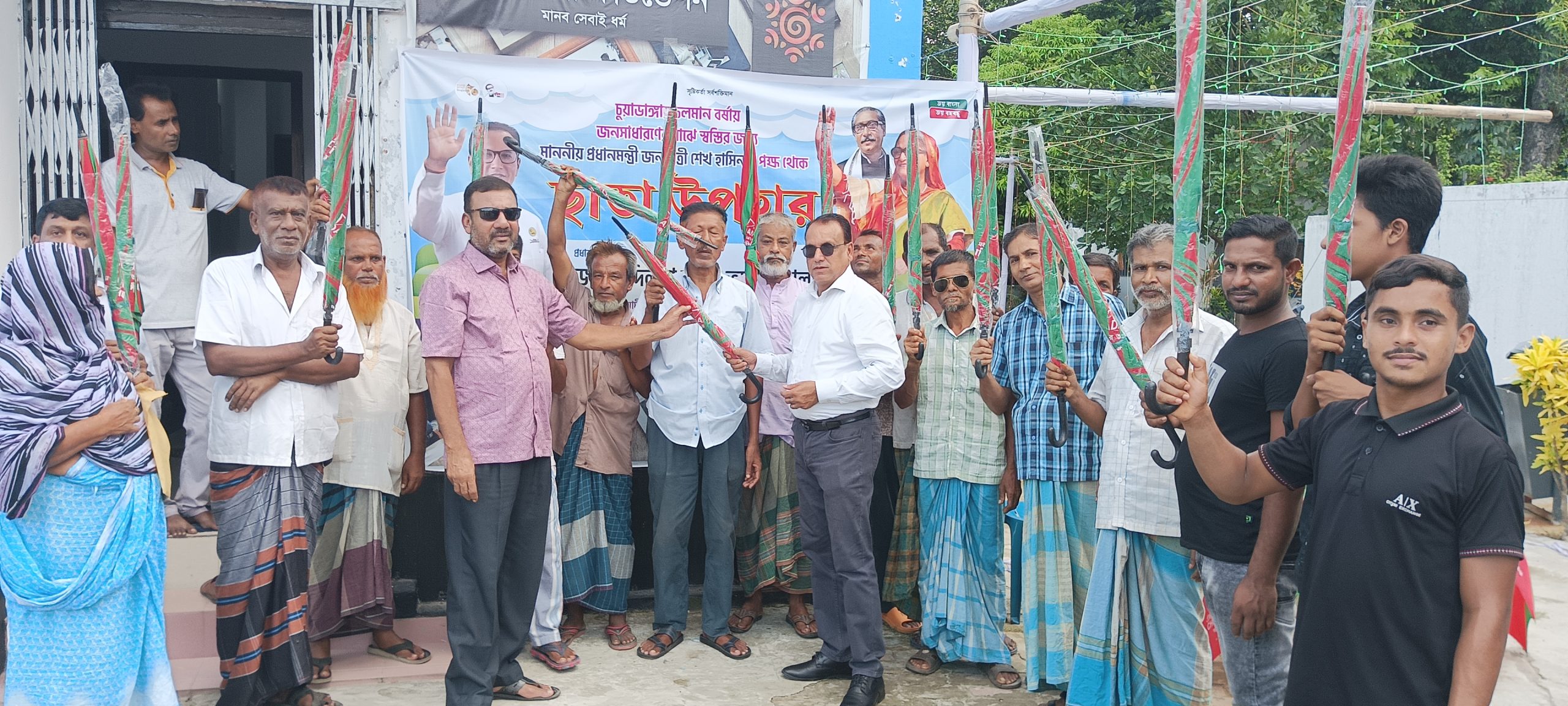৪শ পিস ছাতা বিতরণ করলেন বাবু দিলীপ কুমার আগরওয়ালার