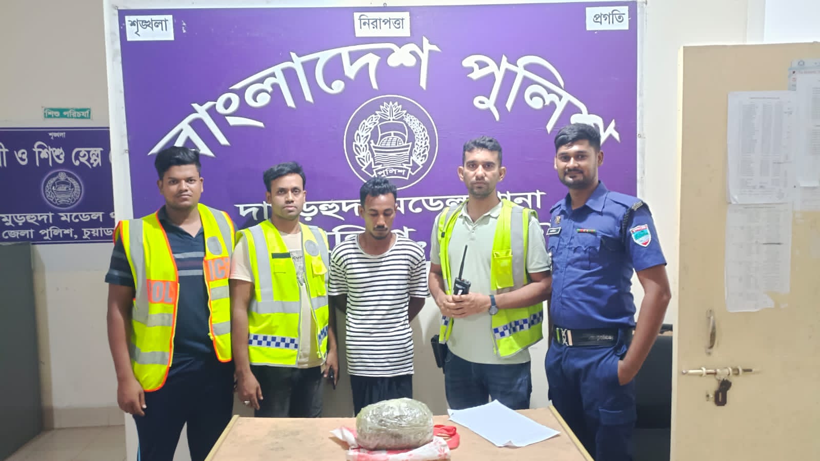 দামুড়হুদায় এক কেজি গাঁজাসহ আটক ১
