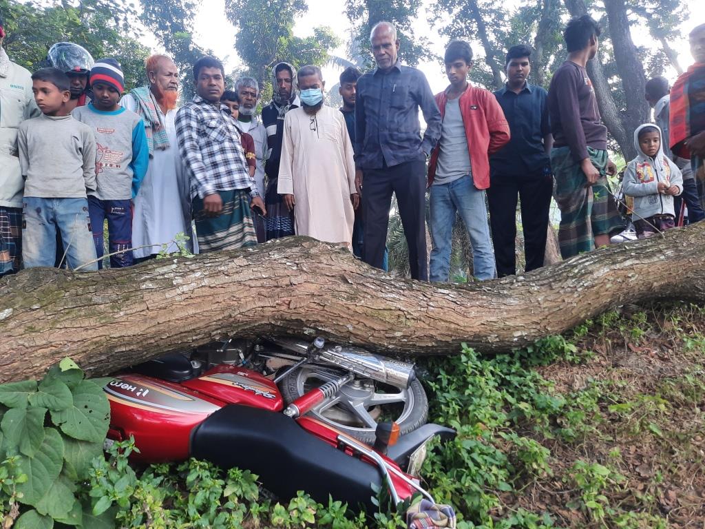 অল্পের জন্য প্রাণে রক্ষা পেলেন চালক