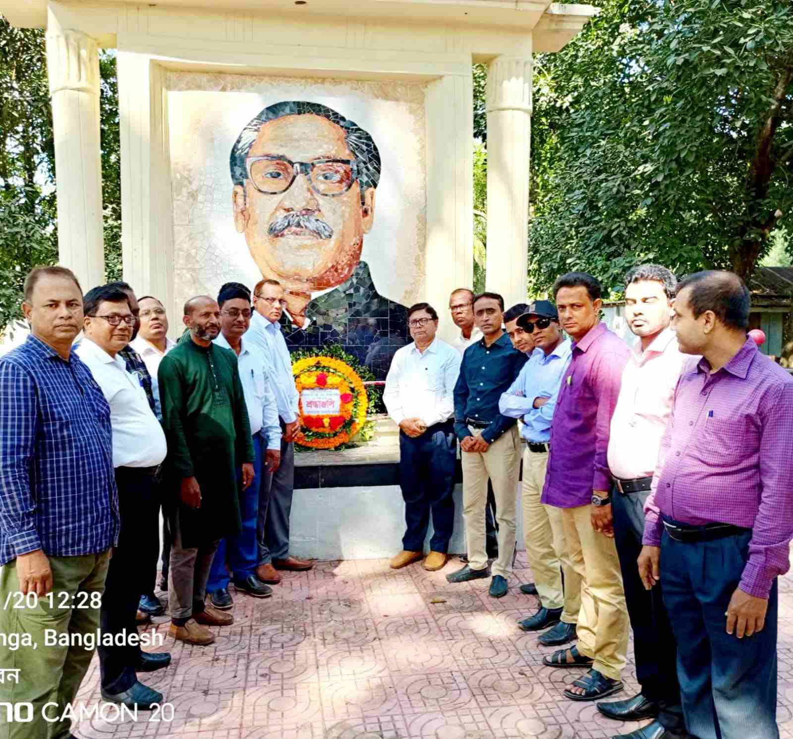 বঙ্গবন্ধুর ম্যুরালে পুষ্পস্তবক দিলেন আলমডাঙ্গা সরকারি কলেজের নবাগত অধ্যক্ষ